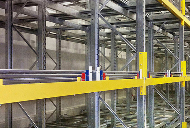 anpassbares Regalsystem in grau-gelb